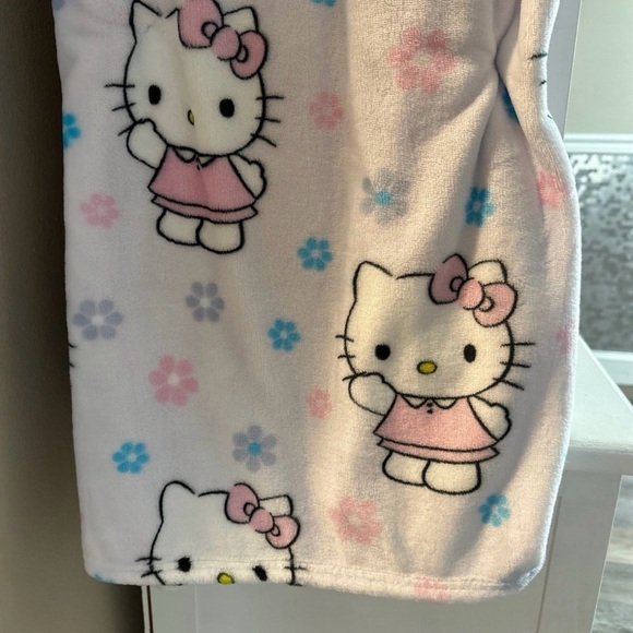 Hello Kitty Spring Throw Blanket - Picture 3 of 4